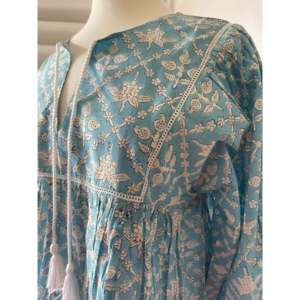 Blusa Casual de Mujer con Estampado de Bloques y Cuello Solapa, Diseño Cuadrado, Popelina Pintada a Mano, Azul Cielo - Talla XL para Otoño y Oficina - Product Image 3