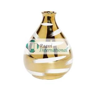 Vase à fleurs en or à dessus étroit avec détail de coup de pinceau blanc Meilleur vase à fleurs en métal doré de grande qualité Taille personnalisée - Product Image 1