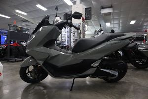 ข้อเสนอขายส่งที่ดีที่สุด สกู๊ตเตอร์ PCX สีเทา ดีไซน์ทันสมัย ใหม่เอี่ยม - Product Image 4