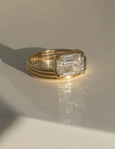 Anillo de Compromiso con Diamante Corte Esmeralda en Oro Sólido de 18K con Engaste de Garras, Joyería Fina Geométrica Clásica para Mujer - Product Image 1