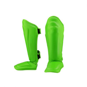 Protège-tibias de football personnalisés avec manchons de compression en cuir PU de qualité supérieure, légers, fermeture auto-agrippante, protection de base - Product Image 6