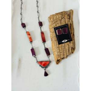 Conjunto de Collar Navajo Hecho a Mano con Concha de Ostra Espinosa Morada y Roja y Plata de Ley, Joyería Cultural Coleccionable - Product Image 1