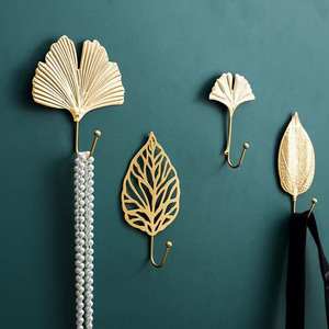 Impresionantes ganchos decorativos de pared de latón con diseño de acabado dorado perfecto para almacenamiento de pared interior de boutique o hogar de lujo - Product Image 3