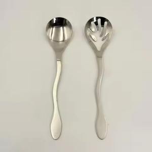 Ensemble de serveurs à salade de luxe avec cuillère en acier inoxydable - Respectueux de l'environnement, passe au lave-vaisselle - Product Image 1