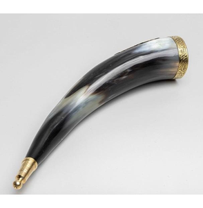 Corne Viking polie avec bandoulière en cuir gaufré marron. par crescent crafts - Product Image 6