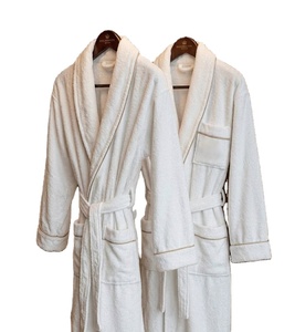 ชุดคลุมอาบน้ำพรีเมียมสีขาวแบบโรงแรม ผ้าคอตตอน 100% พร้อมรองเท้าแตะ  สำหรับทุกเพศ พร้อมโลโก้ - Product Image 1