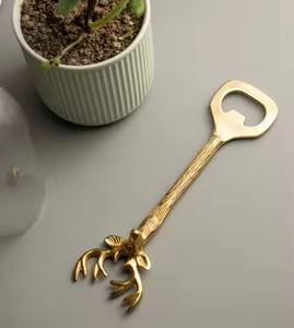 Ouvre-bouteille en laiton moderne et élégant pour la décoration et l'exposition de la cuisine et du bar, écologique et durable - Product Image 1