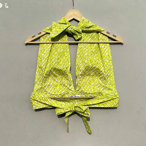 Top Corto de Punto Verde Neón Lehariya con Cuello Halter, Sin Mangas y Nudo en la Espalda, con Bordado Calado - Product Image 2