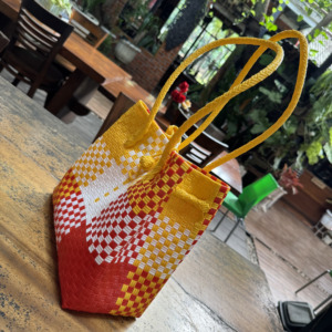 Vente en gros Sac de plage tissé pour femmes fait à la main Matière plastique de qualité supérieure Tissage recyclé fait à la main d'Indonésie - Product Image 2