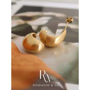 Orecchini a Mezza Cerchio con Finitura Opaca e Borchie Sottili - Product Image 3