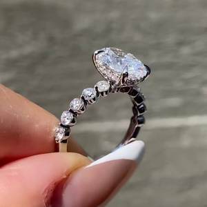 Anillo de Compromiso con Diamante Ovalado de Laboratorio Certificado por IGI, Oro Blanco de 2.50 Ct |   Anillo de Lujo para Mujer con Halo Oculto y Banda Pavé, Bañado en Rodio - Product Image 2