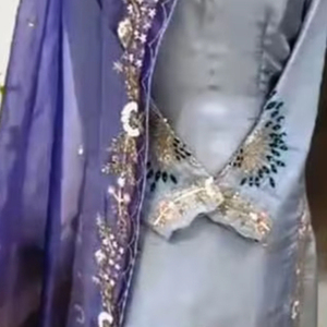 Costumes indiens modernes brodés à la main non cousus pour femmes élégants pour les fêtes de style traditionnel - Product Image 3