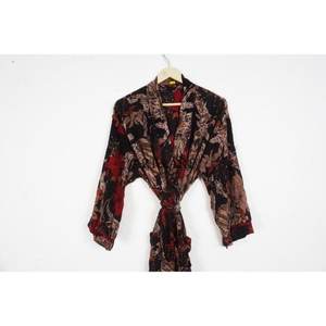 Robe longue en soie élégante à manches longues pour femmes - Vêtement de nuit doux, style bohème, pour l'été - Product Image 2