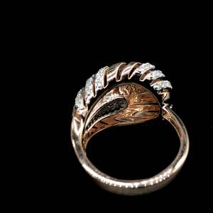 Cette bague romantique en or rose 14 carats avec motif tourbillon et diamants pour les fêtes de mariage et d'anniversaire - Product Image 4