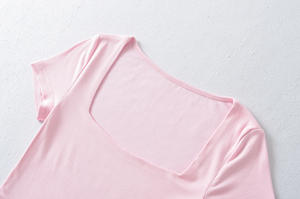 Camiseta de Moda para Mujer de Manga Corta, Nueva, con Hombro Asimétrico, Decoración sin Tirantes, Diseño Plisado, Estilo Dulce y Liso - Product Image 3