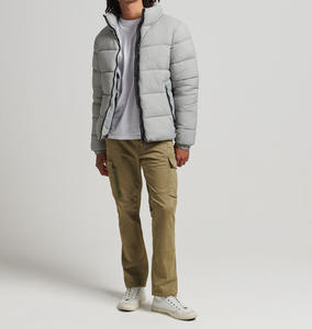 เสื้อแจ็คเก็ตพัฟเฟอร์ผู้ชายสำหรับฤดูหนาวแบบมีฮู้ด กันน้ำ ระบายอากาศ กันลม ผ้าแคนวาส โลโก้ด้านหน้า คุณภาพพรีเมียม ขายส่ง รับผลิตตามสั่ง - Product Image 1