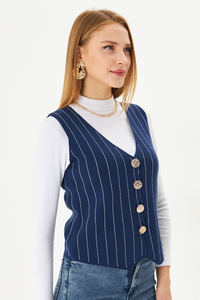 Gilet tricoté rayé à col en V décontracté pour femmes avec tissu d'usure extérieur à boutons - Product Image 5