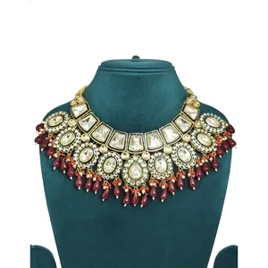 Ensemble de collier en or plaqué or avec diamants taillés en émeraude rouge et pierres Kundan Polki, style classique et tendance, idéal pour un mariage, une fête ou comme cadeau. - Product Image 2
