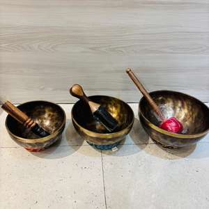 Bol sonore en métal bronze de qualité supérieure fait à la main pour la pratique quotidienne Alignement des chakras de style traditionnel Artisanat en métal artisanal - Product Image 2