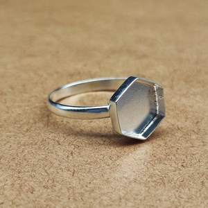 Bague simple en argent sterling véritable 925 avec lunette hexagonale vierge de 10mm, idéale pour les cendres et la résine, pour le remplissage du lait maternel. - Product Image 4