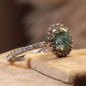 แหวนแต่งงานทองคำ 18K สไตล์วินเทจ ประดับเพชรทรงกลมสีน้ำเงินแบบ Halo สำหรับผู้หญิง - Product Image 2