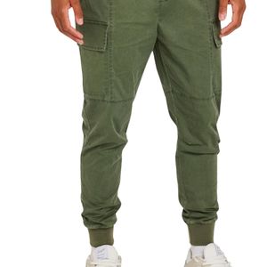 Pantalones cargo caqui oscuros para hombre con acabado lavado resistente, cierres de metal y bolsillos laterales funcionales - Product Image 2