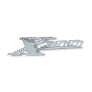 Emblema cromado 'X200' para la protección de piernas de Lambretta SX200 - Product Image 1