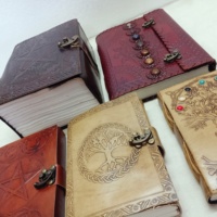 Carnets en cuir A3 sur mesure avec motifs celtiques occultes de sorcellerie, pierres des 7 chakras et arbre celtique étoilé en relief