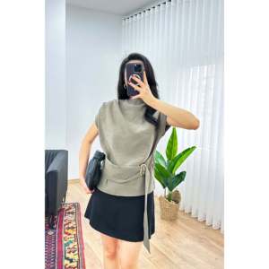 Blusa Elegante Color Caqui para Mujer, Marca LUSTRIN, con Detalle de Hebilla Dorada - Blusa Cómoda de Mezcla de Viscosa y Nailon para Primavera/Verano - Product Image 2