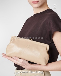 El diseñador lleva tu estilo esencial con este elegante bolso de mano de cuero plegable sobre el embrague de cuero ofrece practicidad de estilo - Product Image 4