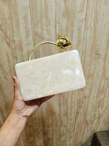 Bolsos de mano de resina hechos a medida bolsos y embragues en relieve y grabados ideales para reventa por tiendas de bolsos de moda - Product Image 2