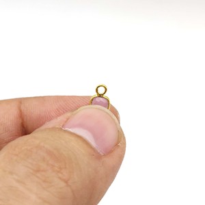 Breloque coussin calcédoine rose, petit pendentif en pierre précieuse à facettes en lunette plaquée or pour breloques de boucles d'oreilles faites à la main et fabrication de bijoux - Product Image 4
