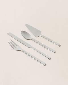 Elegante juego de cubiertos de acero inoxidable con bordes lisos y mango cómodo para una experiencia culinaria segura y agradable. - Product Image 1