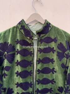 Veste d'hiver en velours brodé Suzani à la main veste courte Suzani pour femmes veste matelassée courte taille libre - Product Image 3