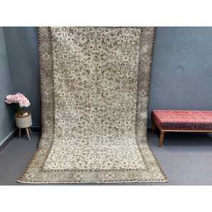 Tapis turc 5,5x8,9 pieds, grand tapis vintage, tapis en laine marron et blanc à bordures - Product Image 1