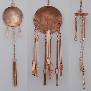 Carillón de viento de hierro Sunset Harmony con acabado dorado cálido que produce sonidos musicales relajantes que reflejan la serenidad nocturna - Product Image 5