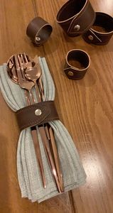 Servilleteros de cuero únicos para los entusiastas de la decoración de la Mesa que planean bodas reuniones festivas o cenas - Product Image 2