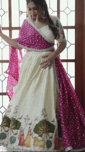 Acabado Premium Smooth Touch Dola Silk Lehenga Choli Set con diseño de estilo completo y Fox Georgette Dupatta para festivales y eventos - Product Image 4