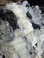 PVB - FILM POLYVINYLAQUE (POLYVINYLAQUE) - environ. 80% CLAIR - 20% COLORÉ BALLES DE DÉCHETS / RÉMENDES POUR RECYCLAGE.