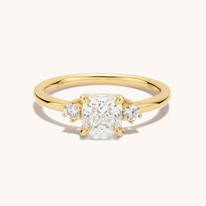 Anillo de Tres Piedras con Moissanita Corte Cojín Estilo Este-Oeste, Plata de Ley 925 con Baño de Oro, Regalo Personalizado para Boda o Compromiso - Product Image 2