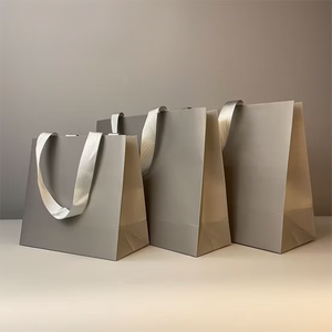 Sacs en papier de luxe personnalisés avec logo de marque pour la vente au détail de vêtements, bijoux et emballages cadeaux - Product Image 2