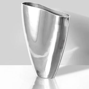 Vase à fleurs unique en métal fait à la main en aluminium Design personnalisé Vase décoratif de table Exportateur en gros Décoration intérieure moderne - Product Image 1