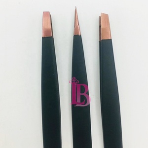 Ensemble de pinces à sourcils noires de qualité supérieure, pointues et biseautées, avec embout rose doré, très demandées, personnalisables avec logo de marque privée - Product Image 4