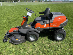 Tondeuse autoportée professionnelle Husqvarna Rider R420TsX AWD avec plateau combiné de 112 cm, moteur Kawasaki V-Twin, transmission intégrale et direction assistée - En promotion - Product Image 2