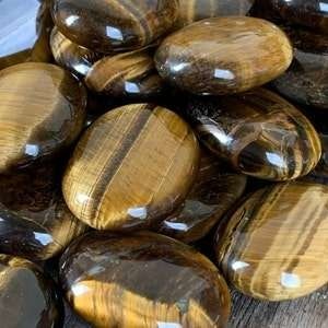 Las piedras de Palma de ojo de tigre artesanales más vendidas para la prosperidad o el coraje y la atención plena disponibles a precio con descuento - Product Image 2