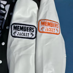 แจ็คเก็ตเบสบอลผ้าขนแกะสีดำสำหรับผู้ชายเสื้อครอปผ้ากำมะหยี่ปักโลโก้ออกแบบได้ตามต้องการ - Product Image 5