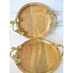 Bandeja para servir alimentos de diseñador clásico con mango de hojas de aluminio de latón antiguo Bandeja para servir de madera para suministros de restaurante de hotel - Product Image 1