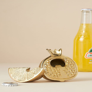 Ouvre-bouteille 'OAK' en laiton de style vintage, un accessoire charmant et rustique avec une poignée texturée. - Product Image 2