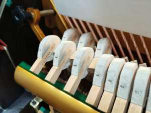 Piano droit Yamaha U1G de qualité supérieure, couleur noire, piano acoustique d'occasion japonais pour les musiciens professionnels, approvisionnement en usine - Product Image 6