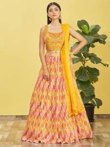 Charme Jaune Brodé Travail Chinon Fiançailles Lehenga Choli Dupatta Tissu Doux Net Travail - Product Image 3